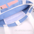 Crossover-Einkaufstasche mit blauen Buchstaben und Tasche